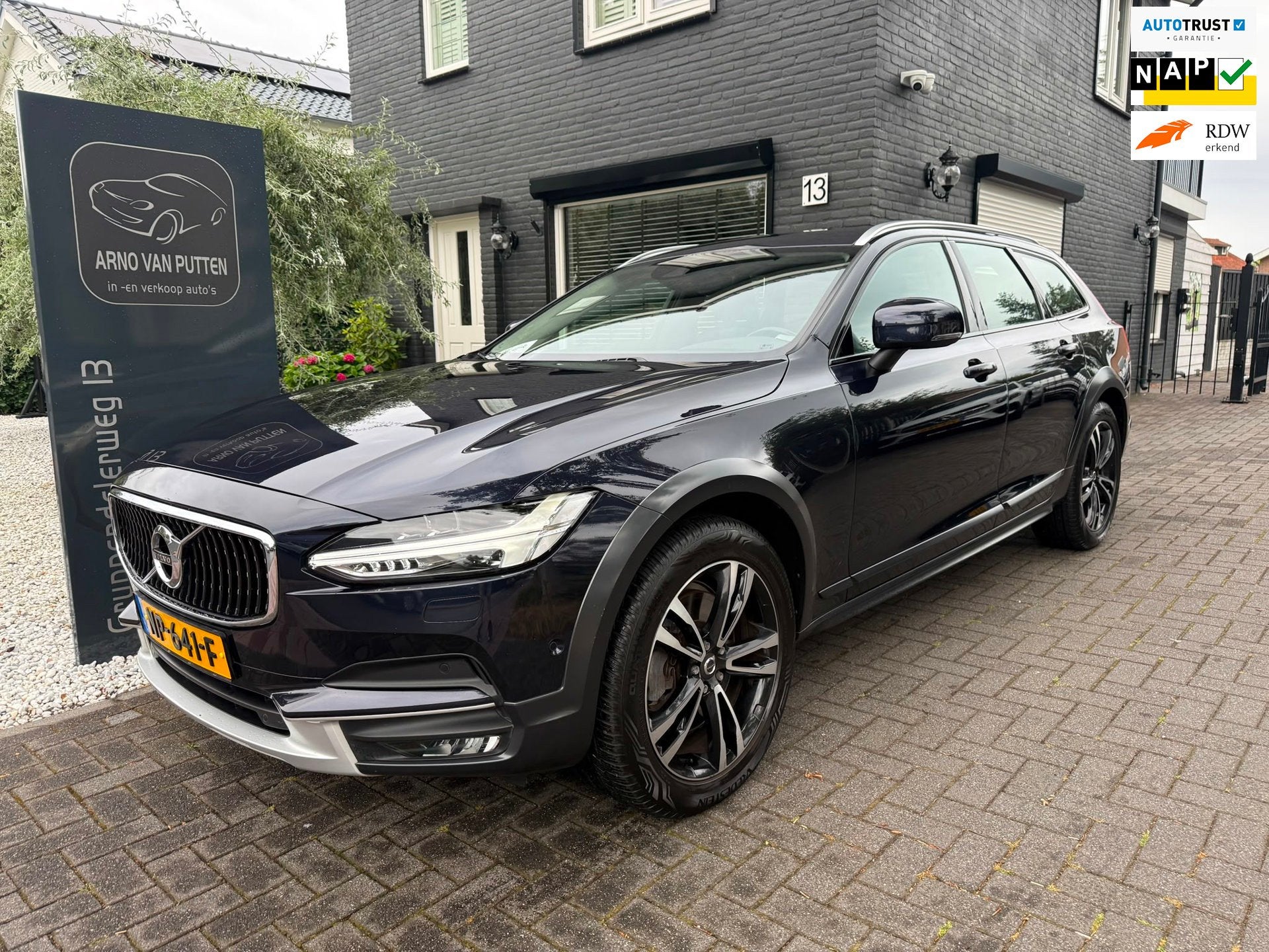 Volvo V90 Cross Country 2.0 D4 Pro AWD / Zeer netjes!, Auto's, Automaat, Euro 6, 1969 cc, Blauw