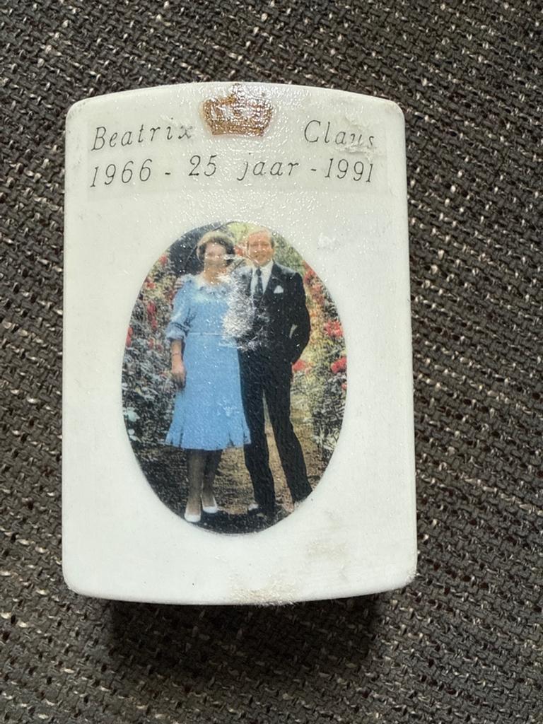Beatrix & Claus 25 jaar huwelijk zeepdoosje, Ophalen of Verzenden, Zo goed als nieuw, Nederland, Overige typen