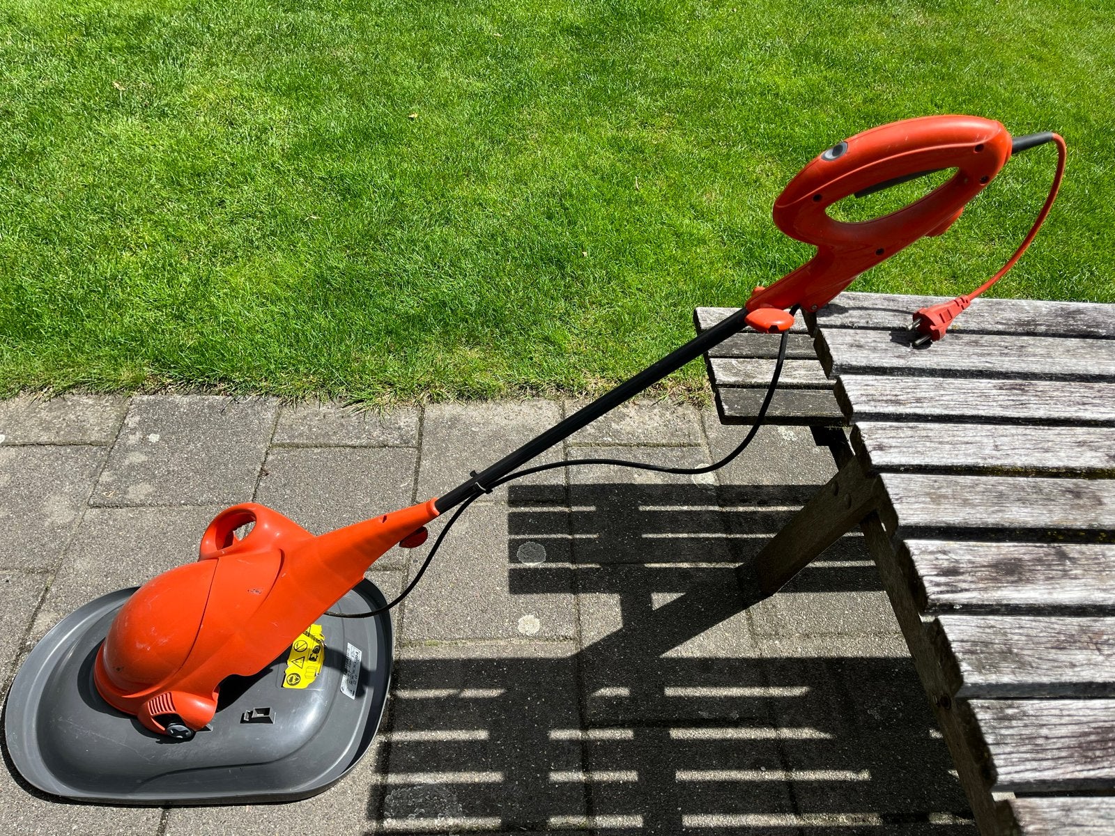 Elektrische grasmaaimachine met maaibreedte 28cm, Elektrische grasmaaier, Minder dan 30 cm, Ophalen of Verzenden, Zo goed als nieuw