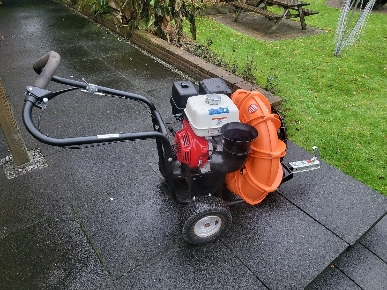 Billy Goat F1302H bladblazer/wielblazer, Ophalen, Benzine, Handgedragen, Met neuswiel
