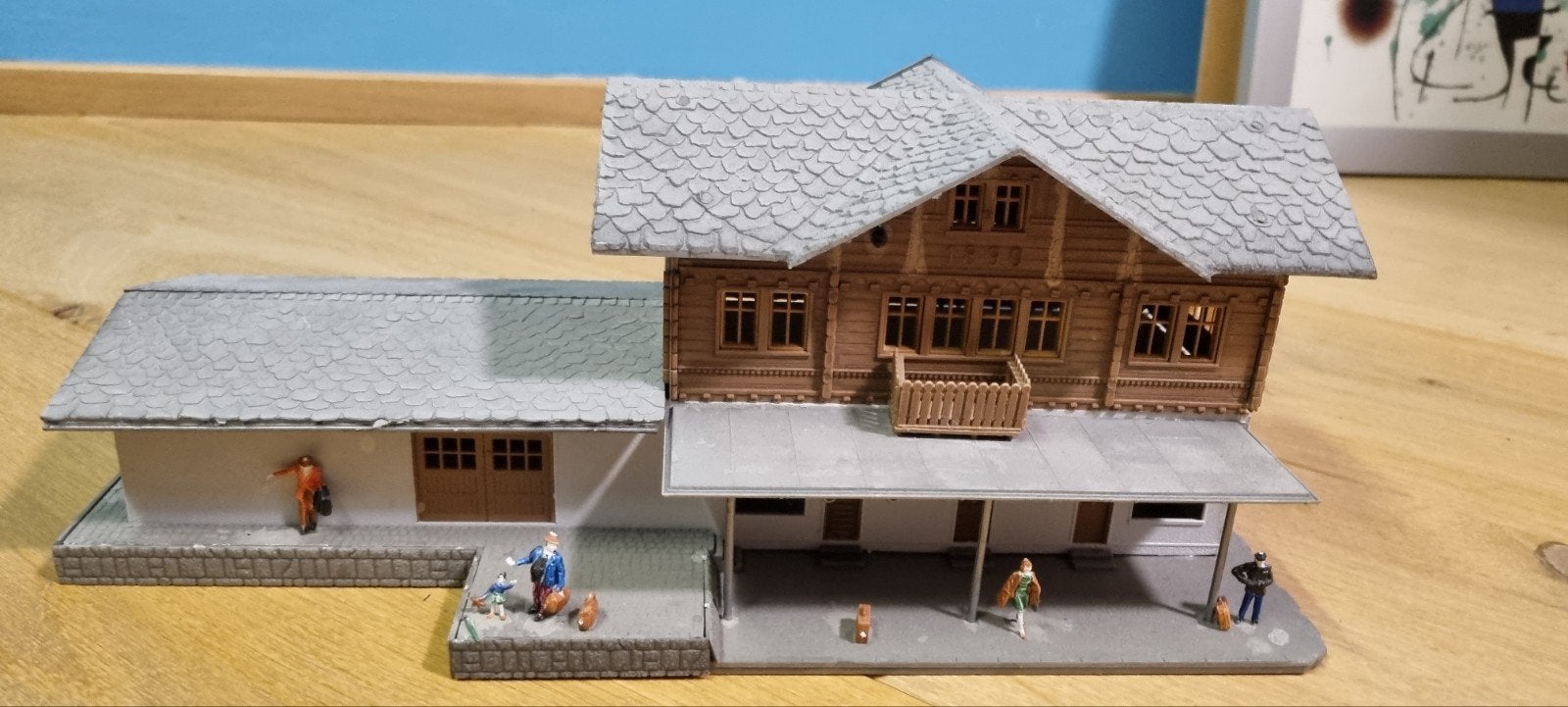 Groot H0 modeltreinstation met perron, Overige merken, Gebruikt, Gelijkstroom of Wisselstroom, Brug, Tunnel of Gebouw
