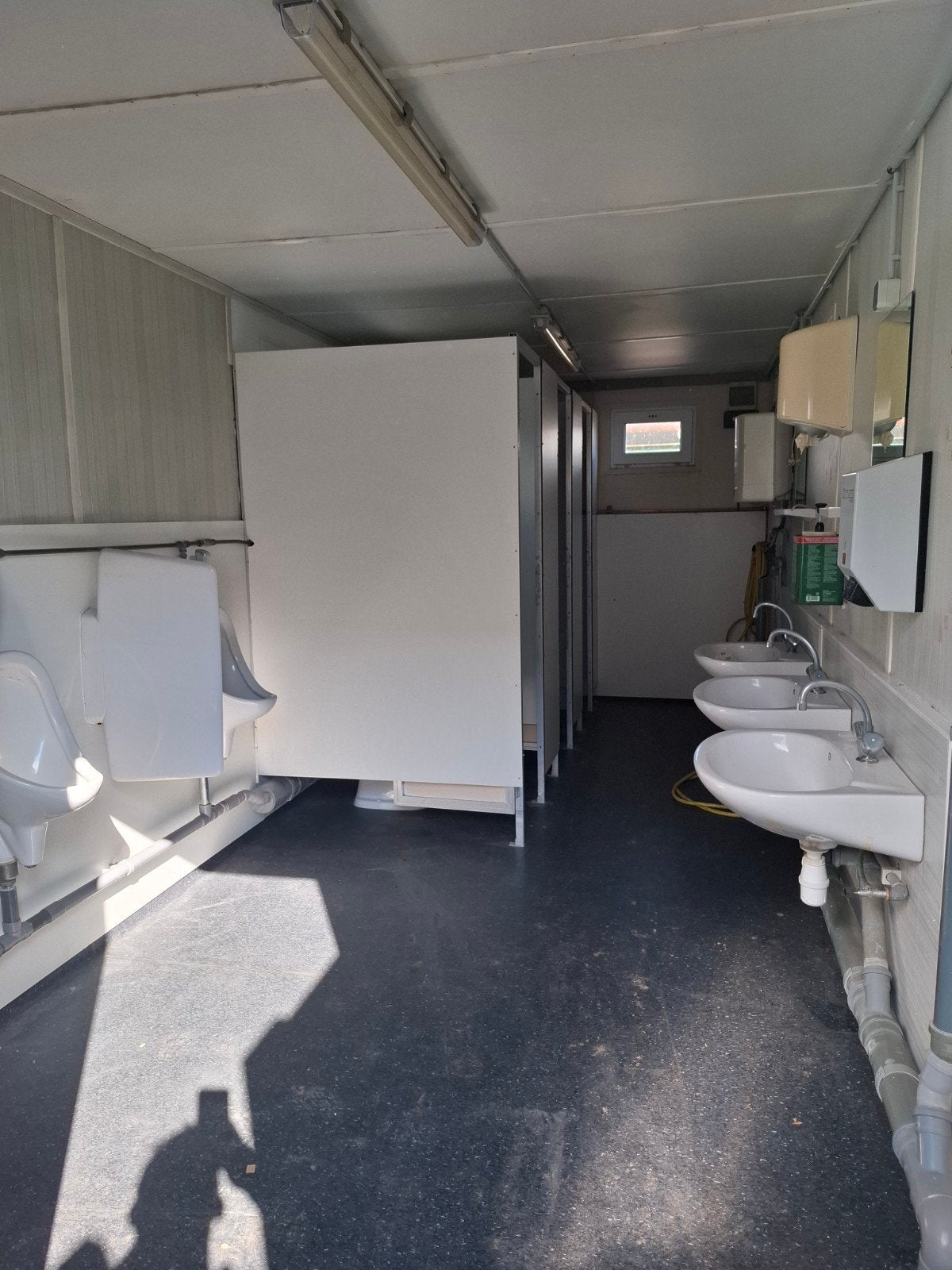 Toiletcontainer 2.40 x 6 meter met wc's en wasbakken, Ophalen