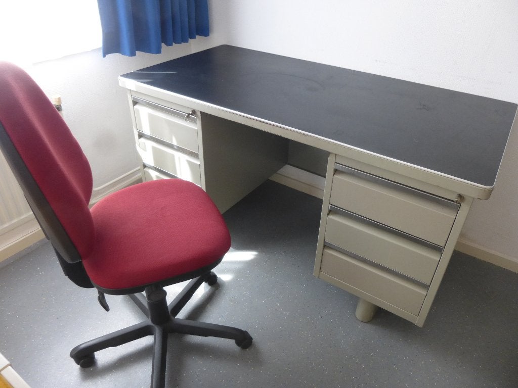 bureau met stoel, Overige typen, Gebruikt, 150 cm, Metaal