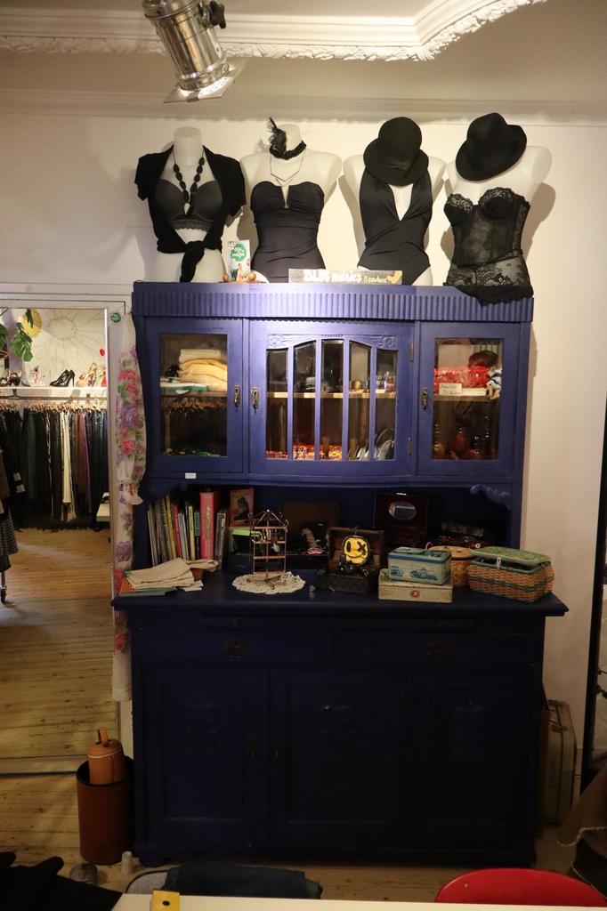 Blauwe vintage buffetkast met geslepen ramen, Huis en Inrichting, Kasten | Buffetkasten, Gebruikt, 100 tot 150 cm, Ophalen of Verzenden