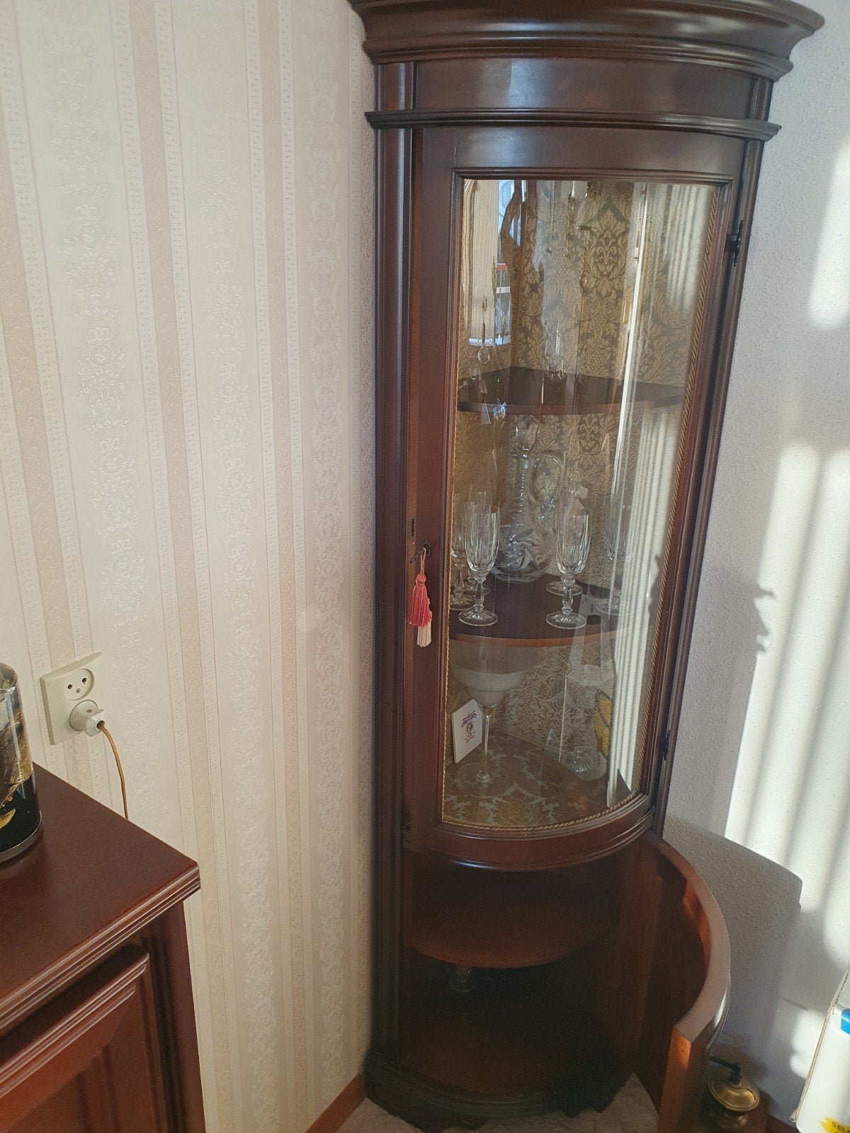 Schitterende hoekkast met bolvormige glazen deur, Ophalen, Minder dan 50 cm, Glas, 150 tot 200 cm