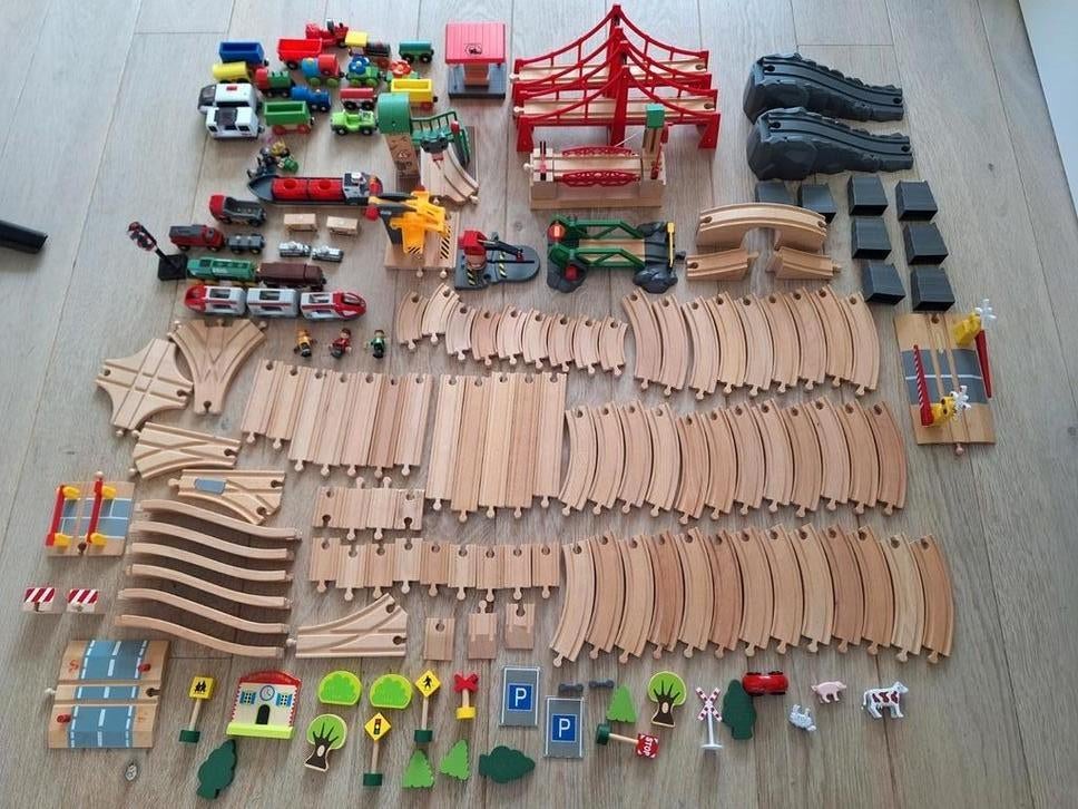 Houten treinbaan - veel BRIO (geen ikea), Kinderen en Baby's, Speelgoed | Houten speelgoed, Ophalen of Verzenden, Zo goed als nieuw