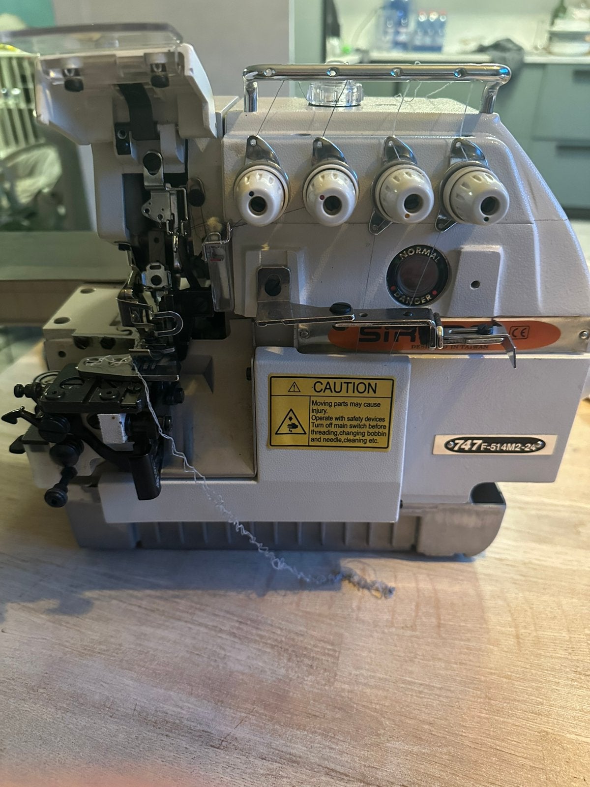 Industriële lockmachine overlock siruba 4 draads 220v, Hobby en Vrije tijd, Ophalen, Lockmachine, Overige merken