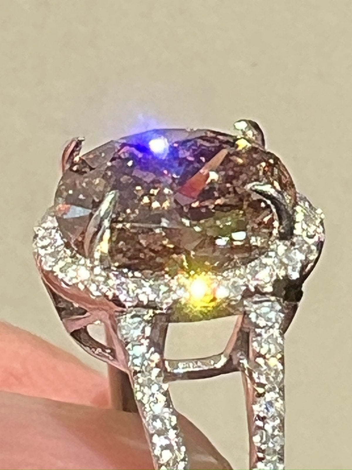 18 karaat gouden ring met 1 caraat roze-bruine diamant, 18 tot 19, Ophalen of Verzenden, Zo goed als nieuw, Dame