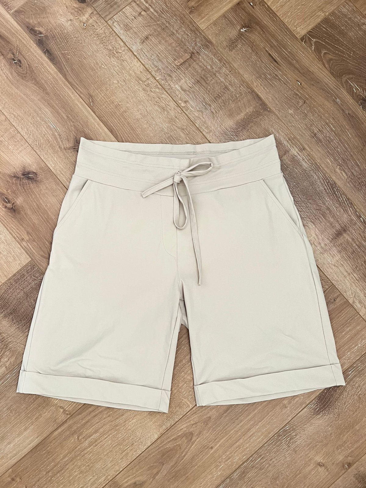Studio anneloes bermuda korte broek M zandkleur travelstof, Maat 38/40 (M), Kort, Beige, Ophalen of Verzenden