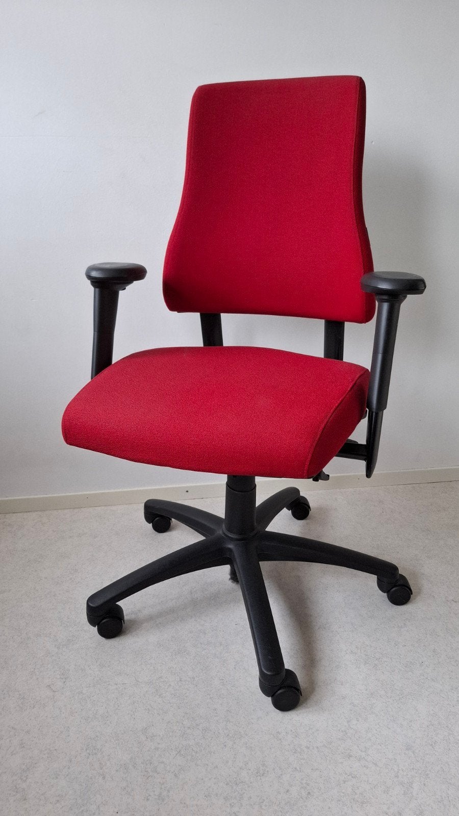 Comfortabele BMA Axia bureaustoel met hoge leuning, Huis en Inrichting, Ophalen, Gebruikt, Bureaufiets, Rood