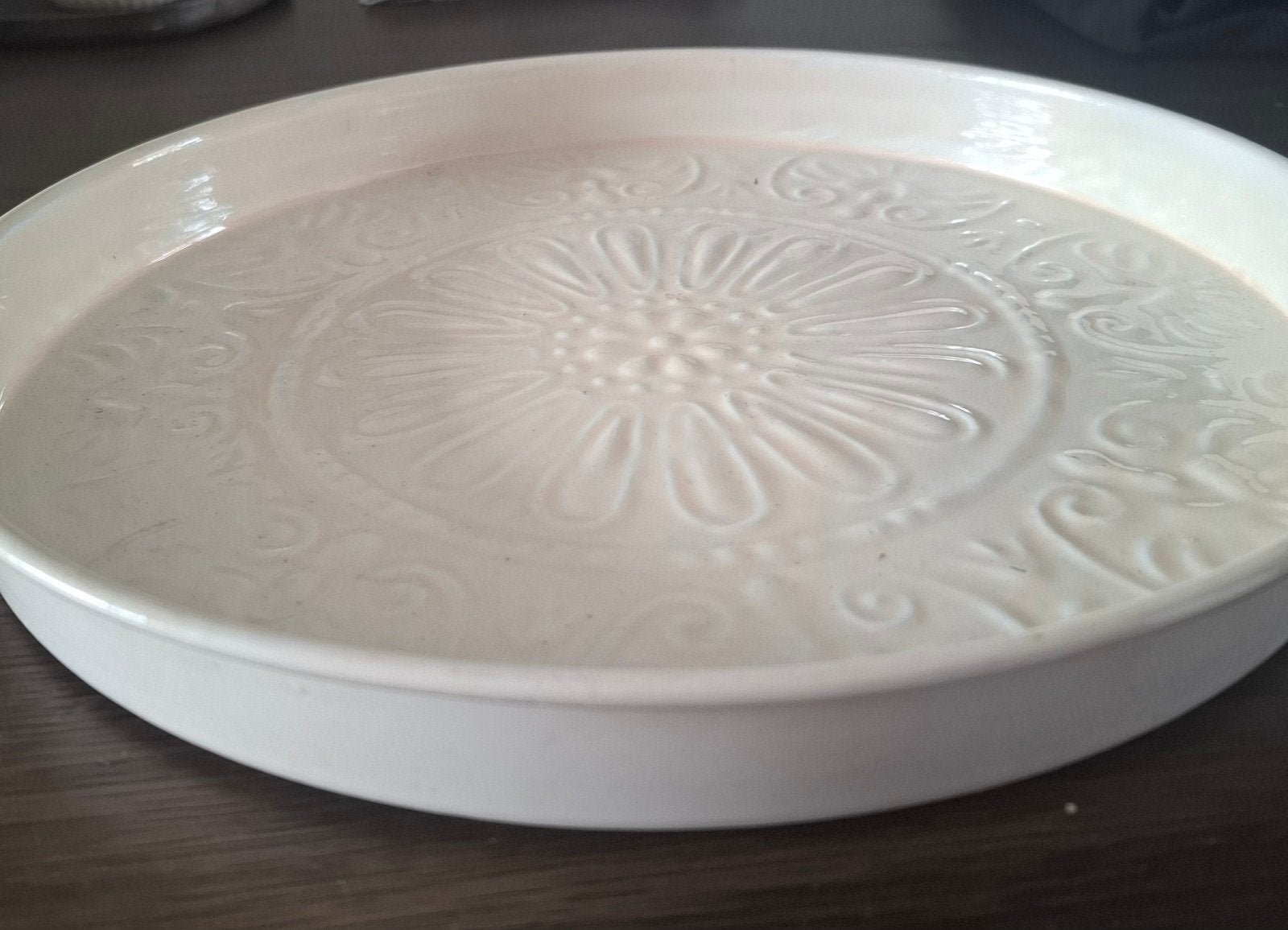 Licht geel crème metalen plateau, dienblad met bloemmotief, Rond, Ophalen of Verzenden, Zo goed als nieuw, Met afbeelding/tekst