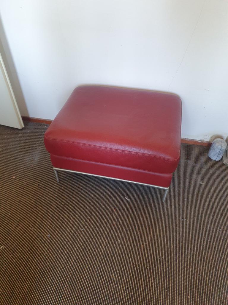 Rode leren poef met metalen poten, Ophalen, Gebruikt, Vierkant, 75 tot 100 cm