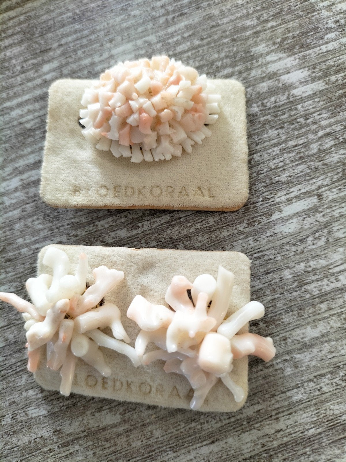 Oude vergulde engelenhuid koraal broche en oorclips uit 1950, Verzenden