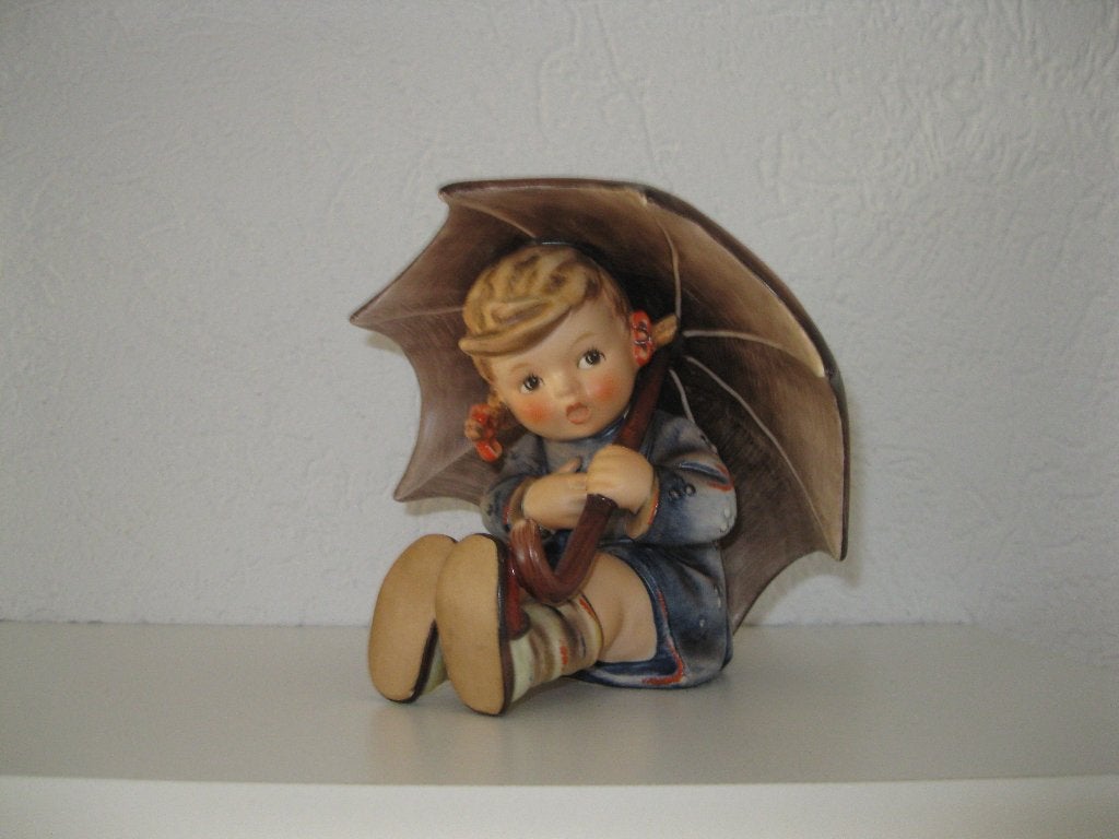 Hummel 152/b Geborgen Madchen umbrella girl 13 cm, Verzamelen, Ophalen of Verzenden, Zo goed als nieuw, Hummel