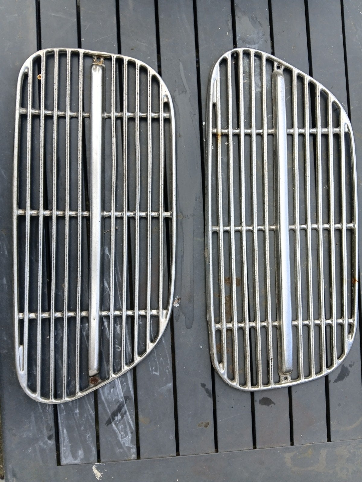 Volvo Amazon grilles – set van 2 – nette staatBeide grilles, Ophalen of Verzenden, Voor, Volvo, Bumper