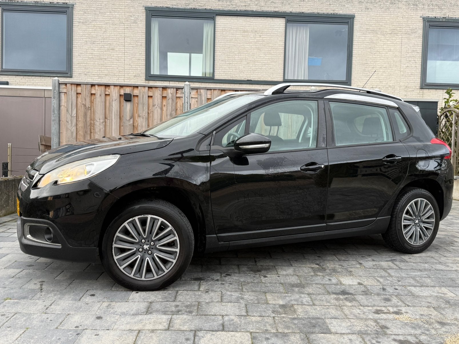 Peugeot 2008 1.2 VTI | riem vervangen| 100% onderhoud| pano, Voorwielaandrijving, Stof, 40 €/maand, Zwart