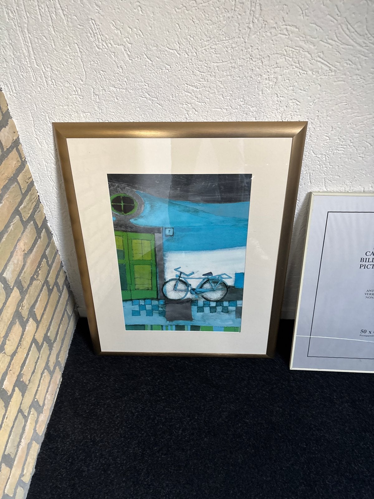 Modern Schilderij: Fiets voor Groene Deur, Acrylverf, Papier/karton, Ophalen of Verzenden, Ingelijst