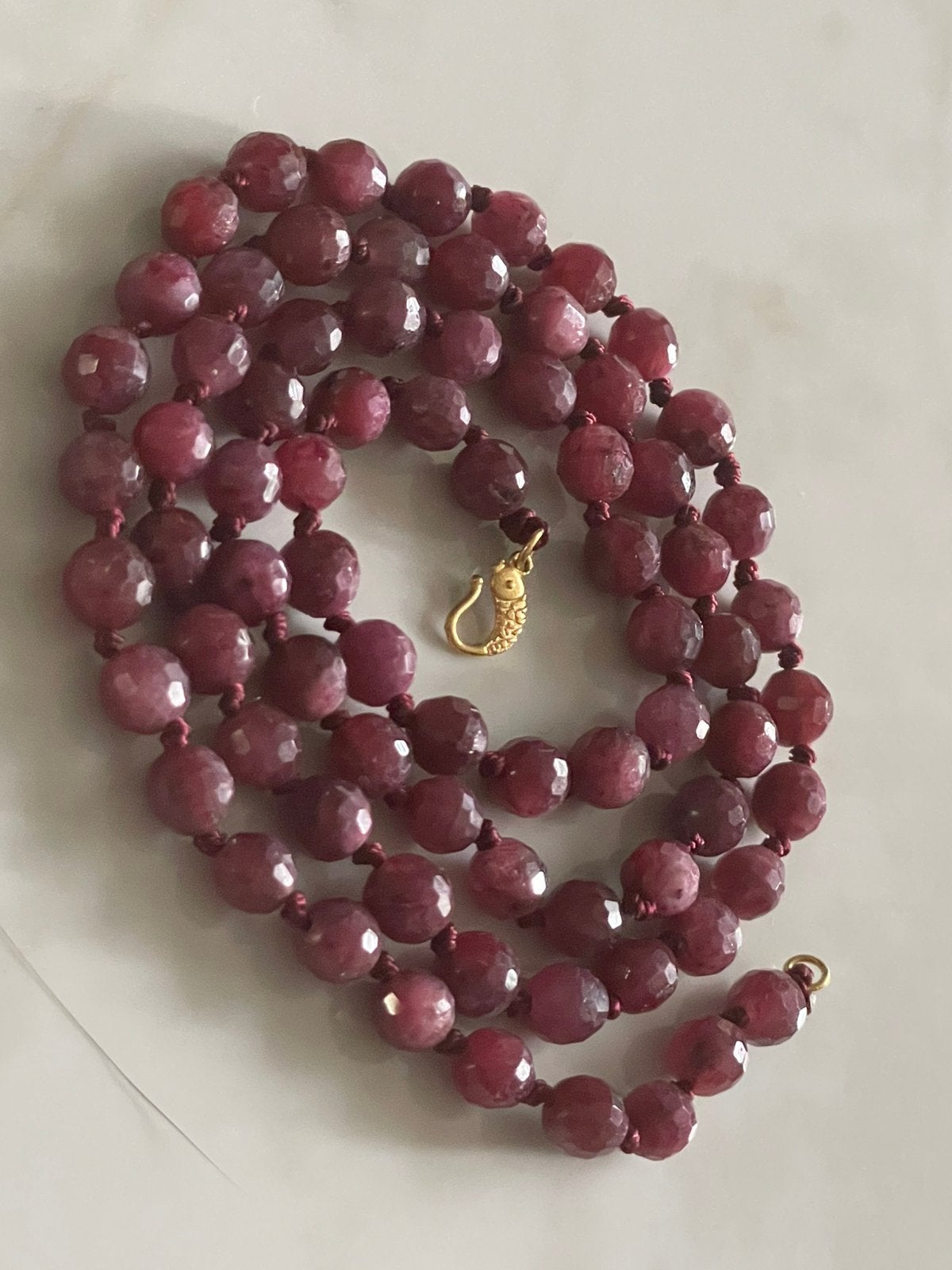 Vintageketting facet geslepen robijnen met 18 slotje vis, Sieraden, Tassen en Uiterlijk, Kettingen, Gebruikt, Ophalen of Verzenden