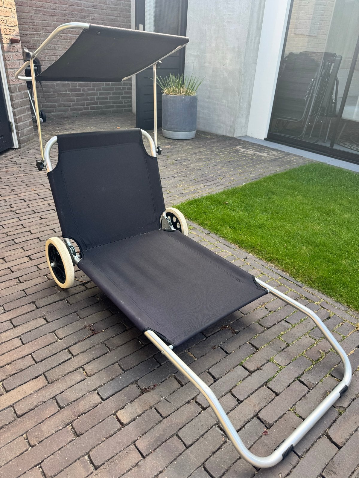 Strandstoel/ligbed met wielen en zonnescherm, Ophalen, Gebruikt, Metaal, Inklapbaar