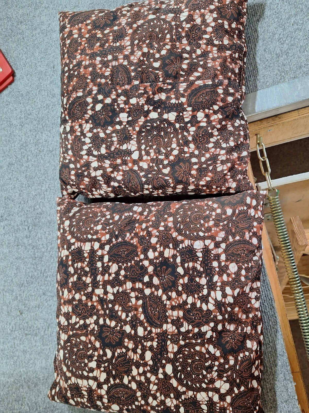 Set van 2 decoratieve kussens met batikprint, Ophalen of Verzenden, Gebruikt, Bruin, Vierkant