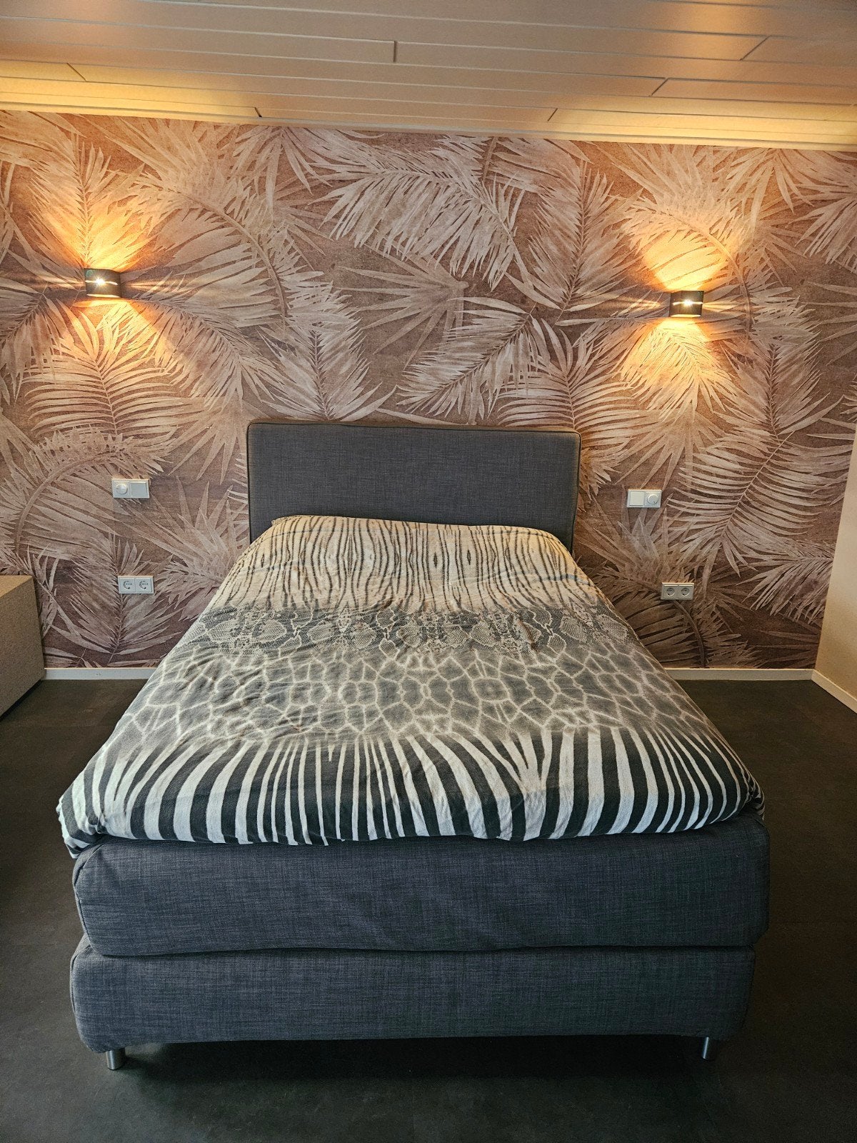 Ikea boxspring donkergrijs met topper - uitstekende staat, Ophalen, Zo goed als nieuw, Grijs