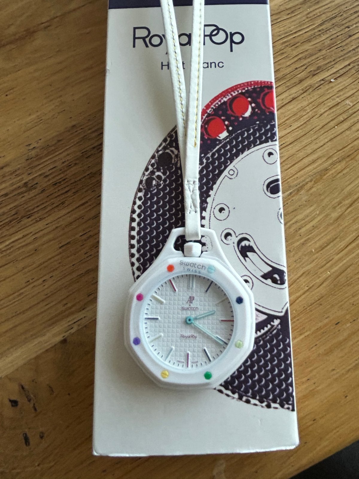 Swatch Royal Pop Zakhorloge - Wit met kleurrijke accenten, Sieraden, Tassen en Uiterlijk, Horloges | Dames, Nieuw, Ophalen of Verzenden