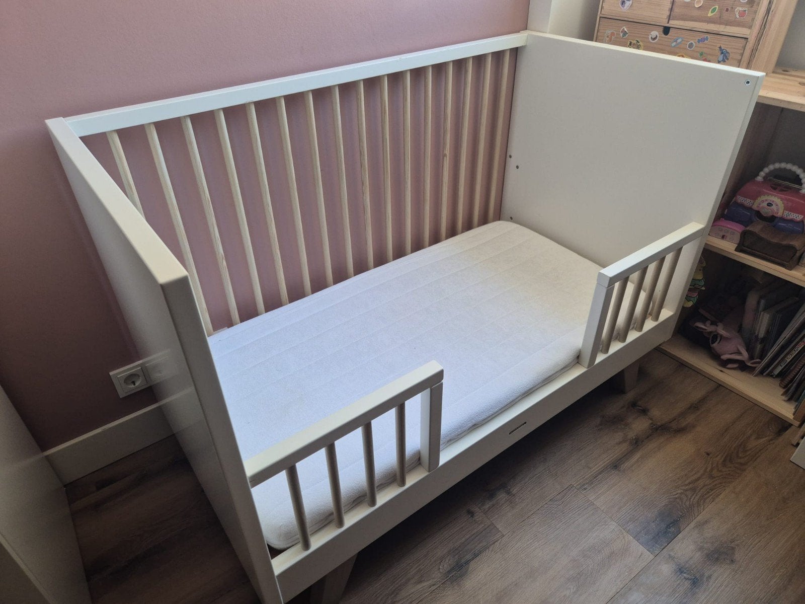 ledikantje kidsmill, Kinderen en Baby's, Kinderkamer | Bedden, Ophalen, Gebruikt, Minder dan 140 cm, Matras