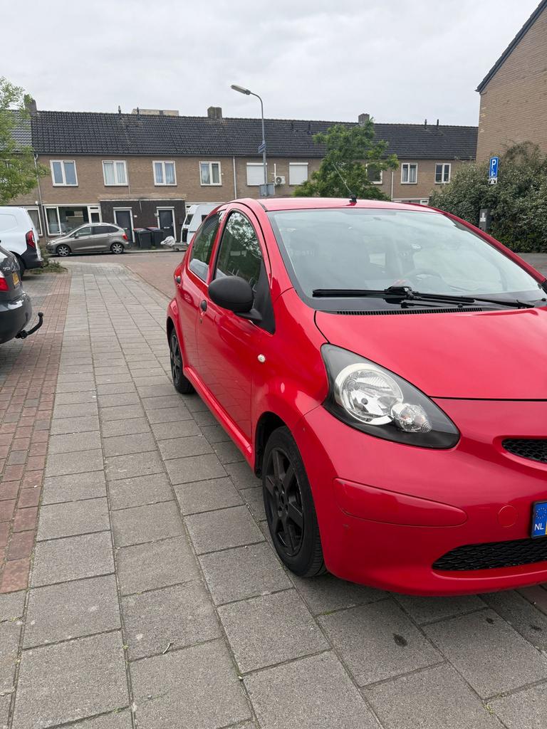 Toyota Aygo 1.0 12V Vvt-i 5DRS 2007 Rood, Voorwielaandrijving, 4 stoelen, 68 pk, Handgeschakeld