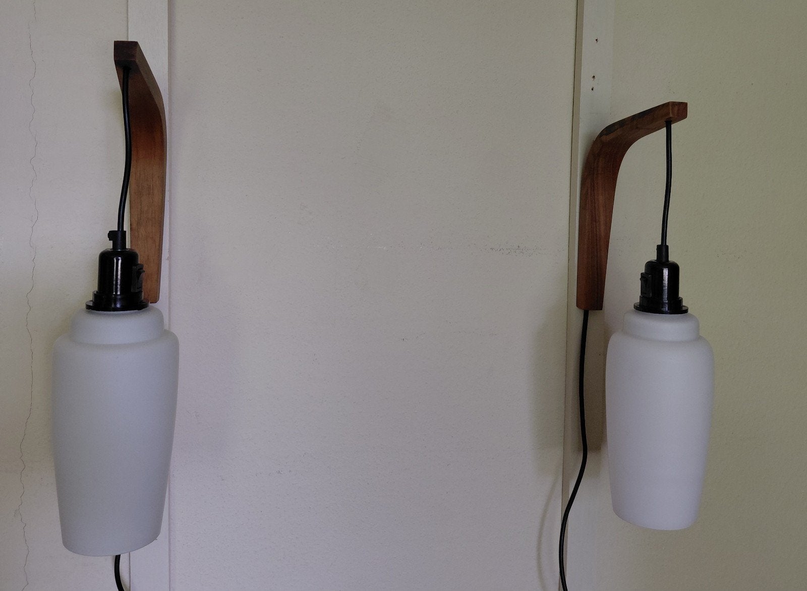 vintage design Scandinavische wandlampen teak en opaline, Zo goed als nieuw, Verstelbaar, Wandlamp, Glas