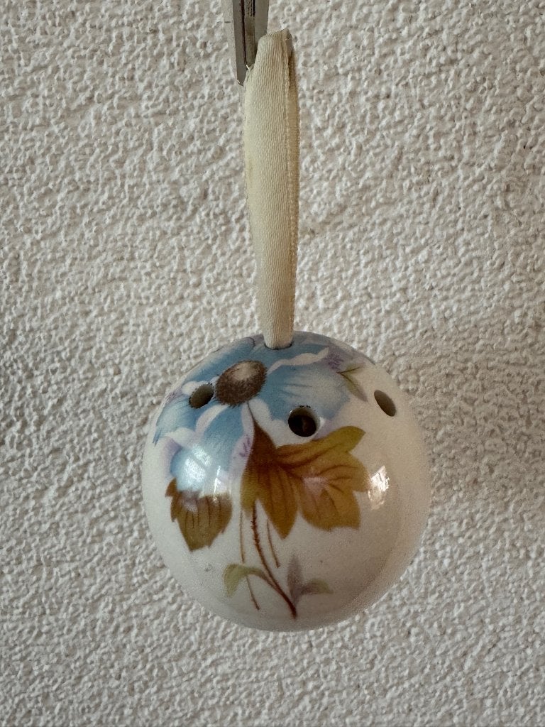 Vintage keramieken geurbal pomander met bloemmotief, Antiek en Kunst, Ophalen of Verzenden