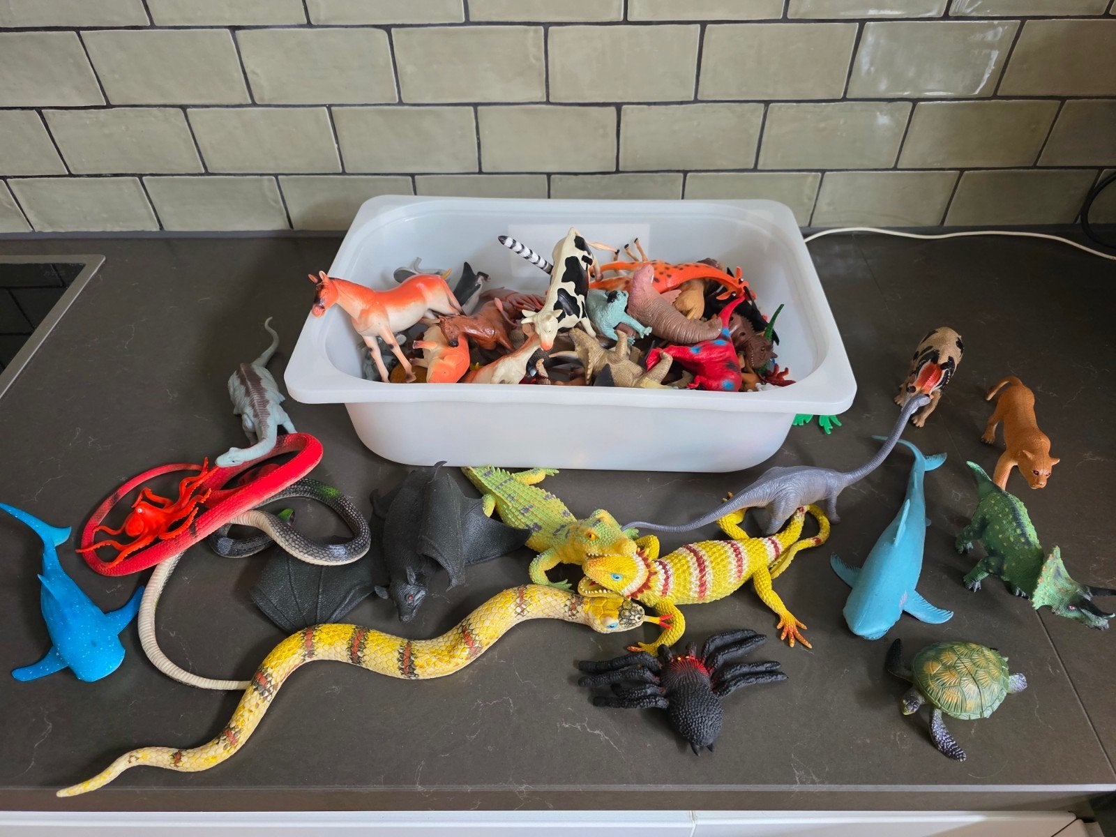 Grote verzameling speelgoeddieren en dinos met opbergbak, Ophalen of Verzenden, Gebruikt