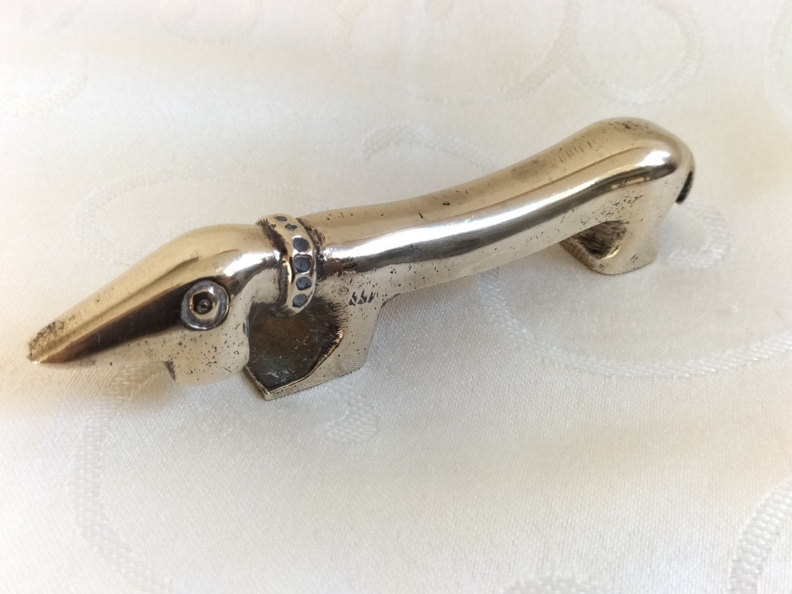 Walter Bosse Teckel flesopener vintage messing 11 cm lang, Antiek en Kunst, Kunst | Designobjecten, Goud, Object, Ophalen of Verzenden