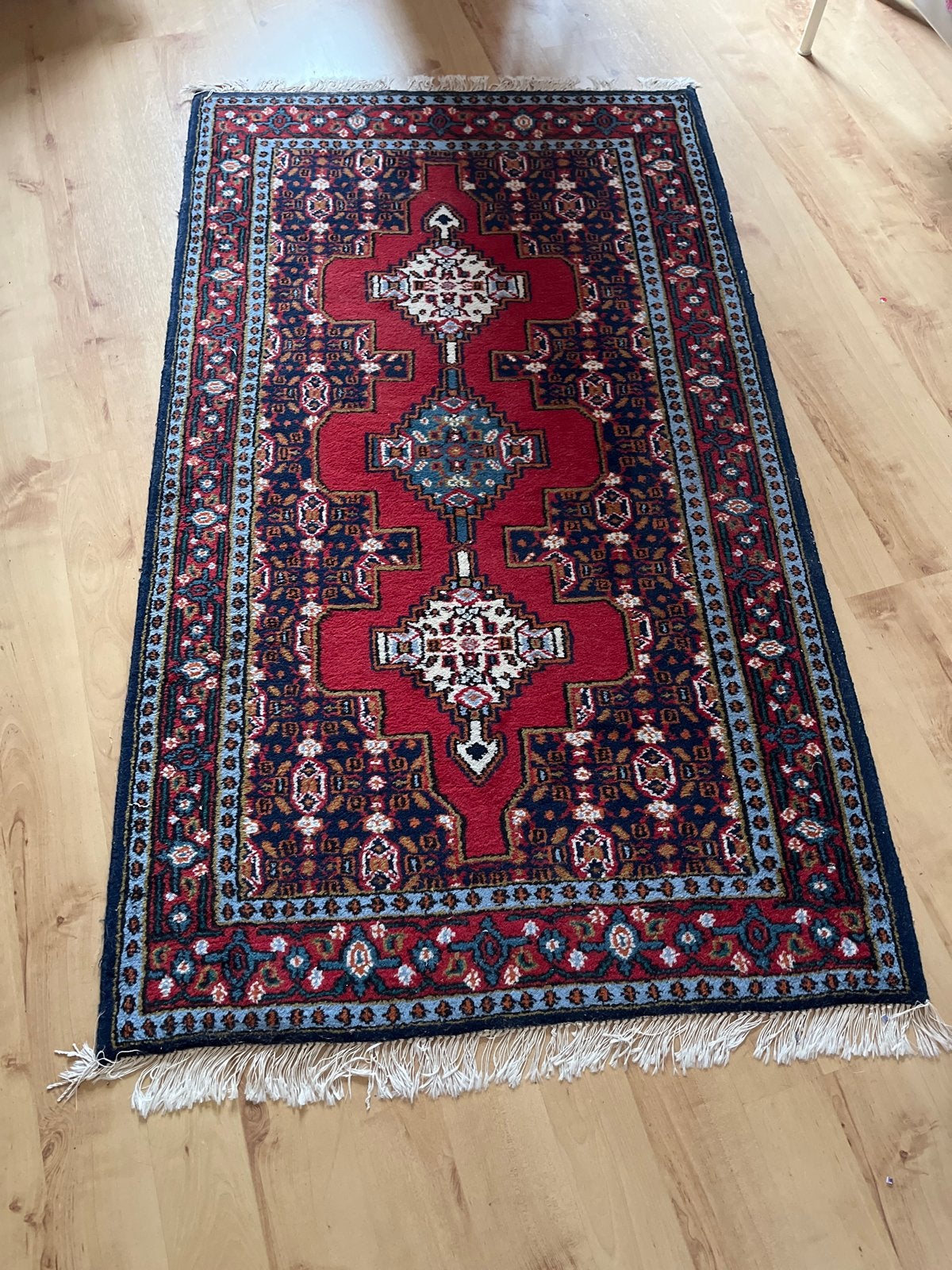 Origineel Handgeknoopt Oosters Tapijt - Rood/Blauw, Huis en Inrichting, Stoffering | Tapijten en Kleden, 100 tot 150 cm, Zo goed als nieuw