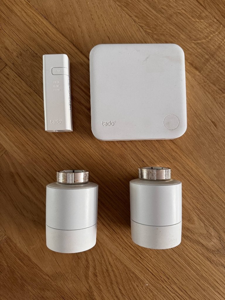 Tado Starter Kit - incl 2 slimme radiatorknoppen, Doe-het-zelf en Verbouw, Thermostaten, Ophalen of Verzenden, Zo goed als nieuw