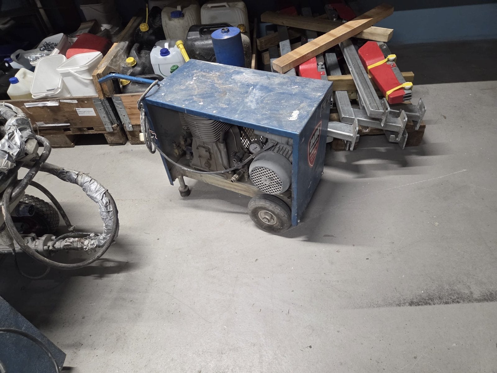 Gebruikte Pak Spuitmachine met Compressor, Ophalen, Gebruikt, 6 tot 10 bar, 25 tot 100 liter