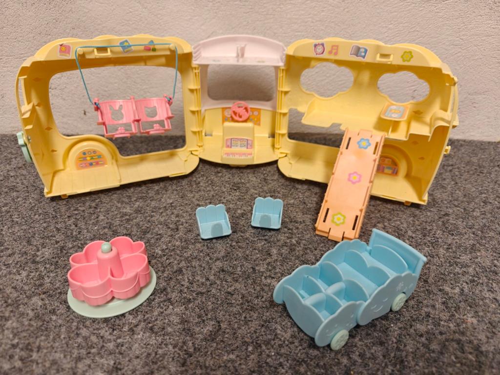 Sylvanian Families - belevenis kleuterschool bus regenboog, Ophalen of Verzenden, Zo goed als nieuw, Jongen of Meisje