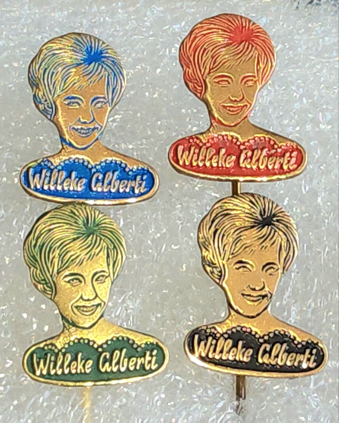 4 Speldjes Willeke Alberti, Ophalen of Verzenden, Gebruikt, Overige onderwerpen, Speldje of Pin