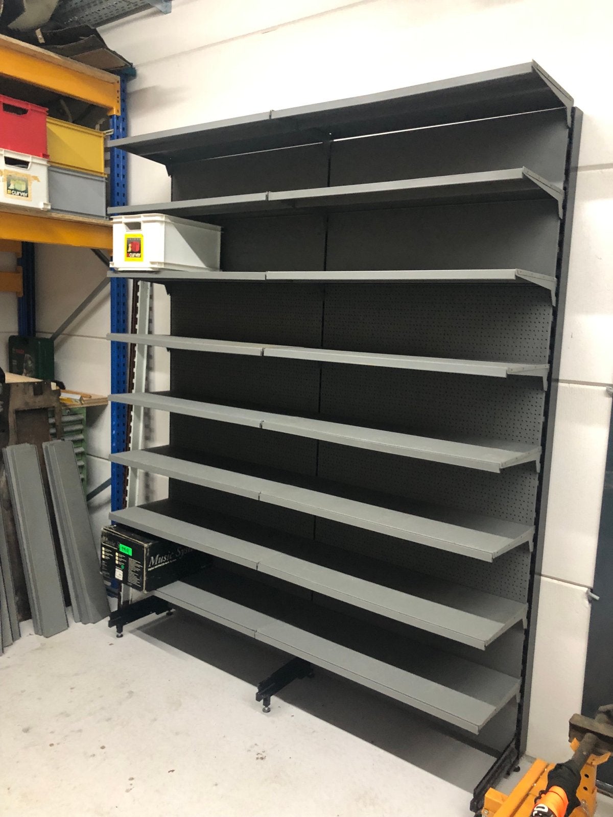 Togometal metalen stelling met geperforeerde achterwand, Ophalen, Gebruikt