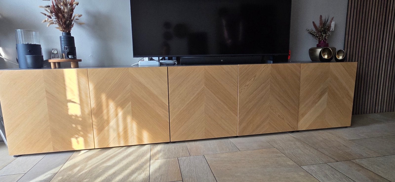 Stijlvol dressoir/tv-meubel met visgraatmotief