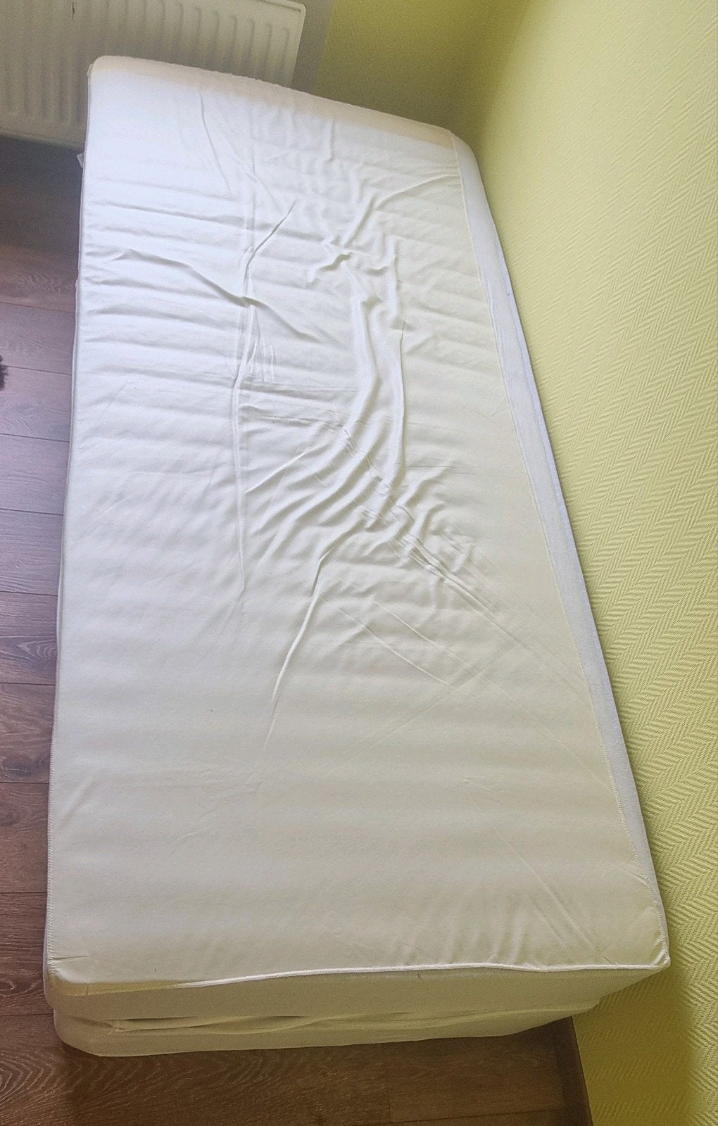 2 matrassen 90x200 cm met waterdichte hoes, Ophalen, 90 cm, Eenpersoons, Zo goed als nieuw