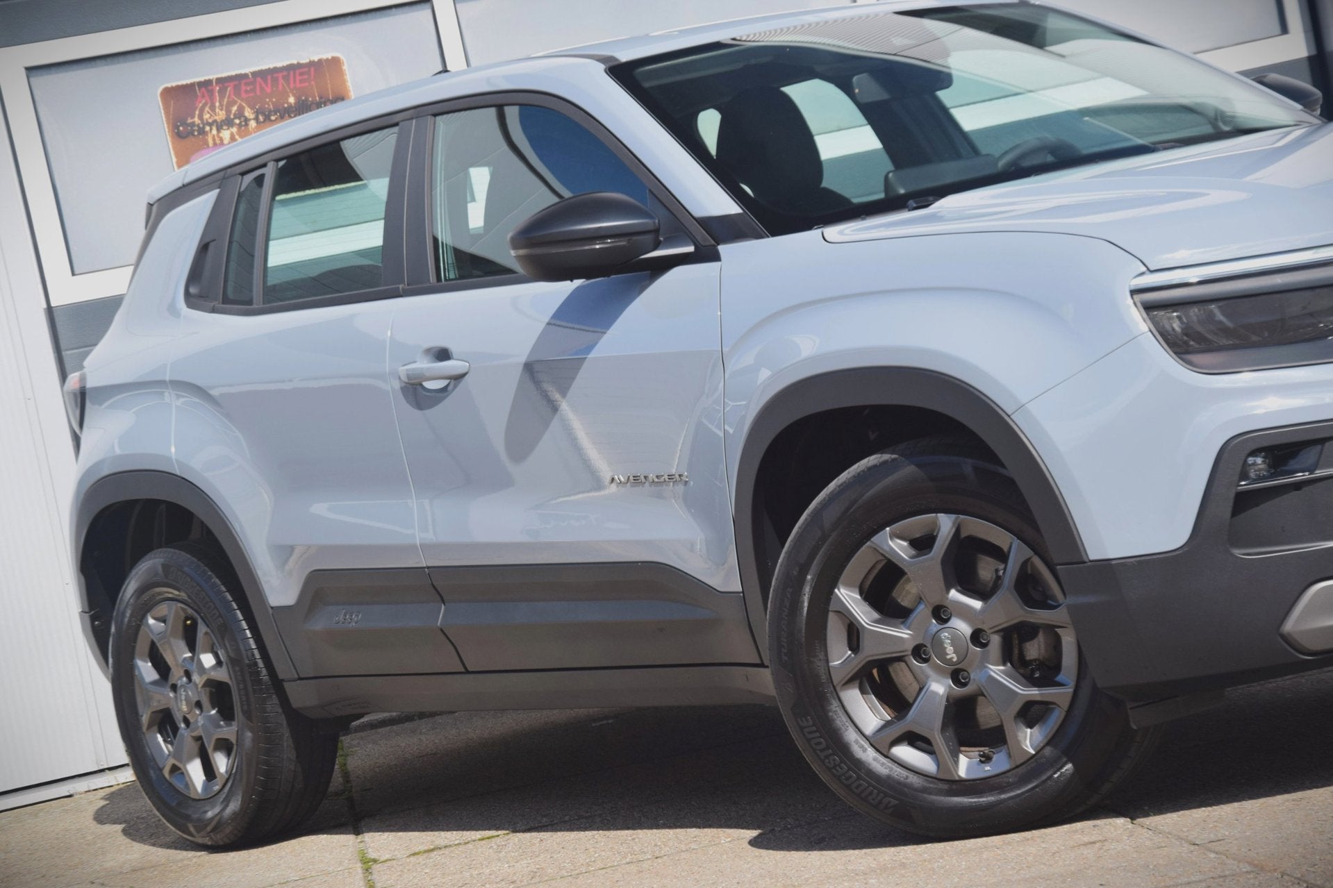 Jeep AVENGER 1.2 e-Hybrid Longitude ADAPTIEVE CRUISE/NAVIGAT, Auto's, Dealer onderhouden, 101 pk, Gebruikt, 1199 cc