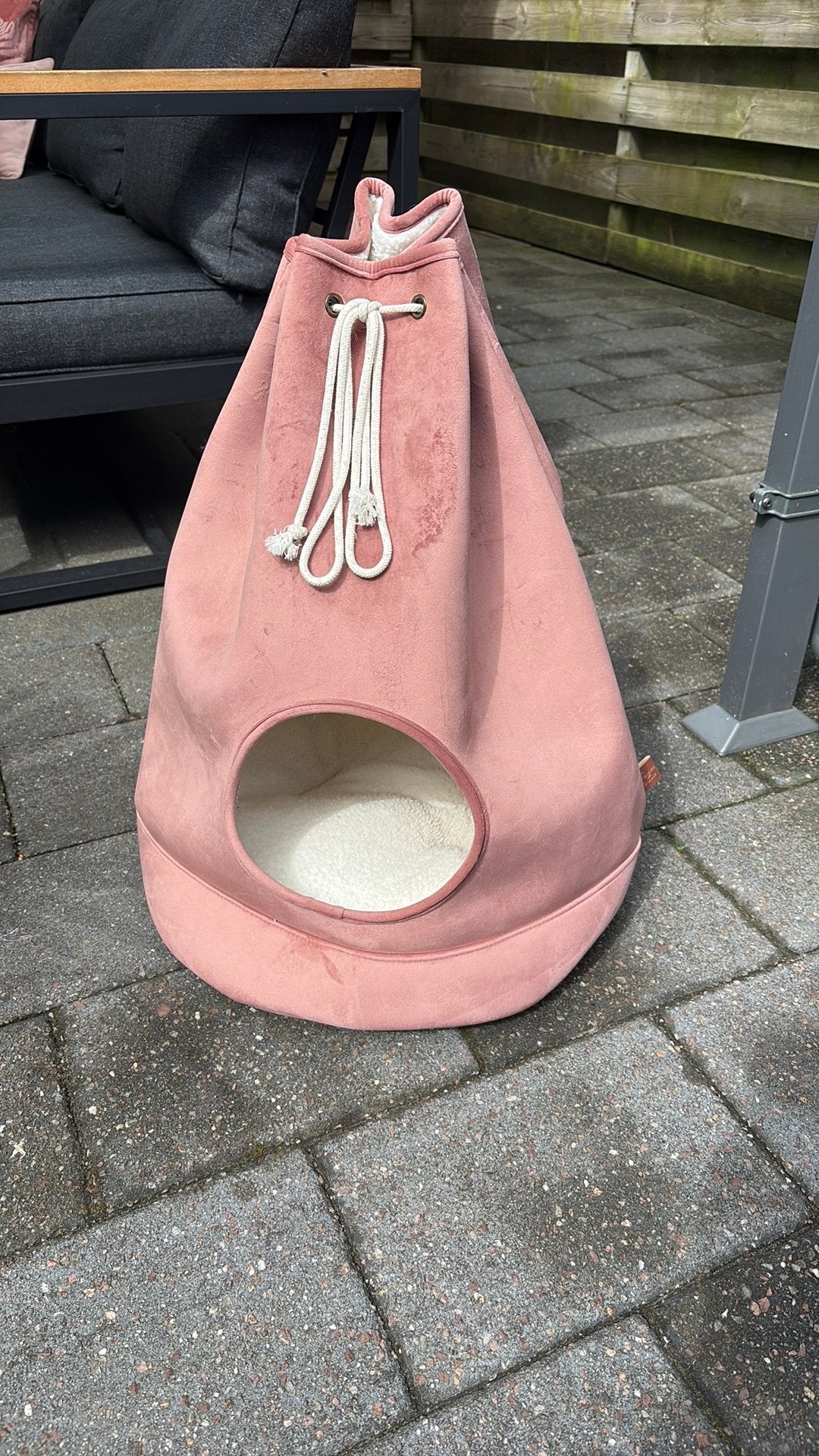 Designed by Lotte Vilar - tipi tent - Roze - 45x45x60 cm, Dieren en Toebehoren, Kattenmanden, Ophalen, Zo goed als nieuw