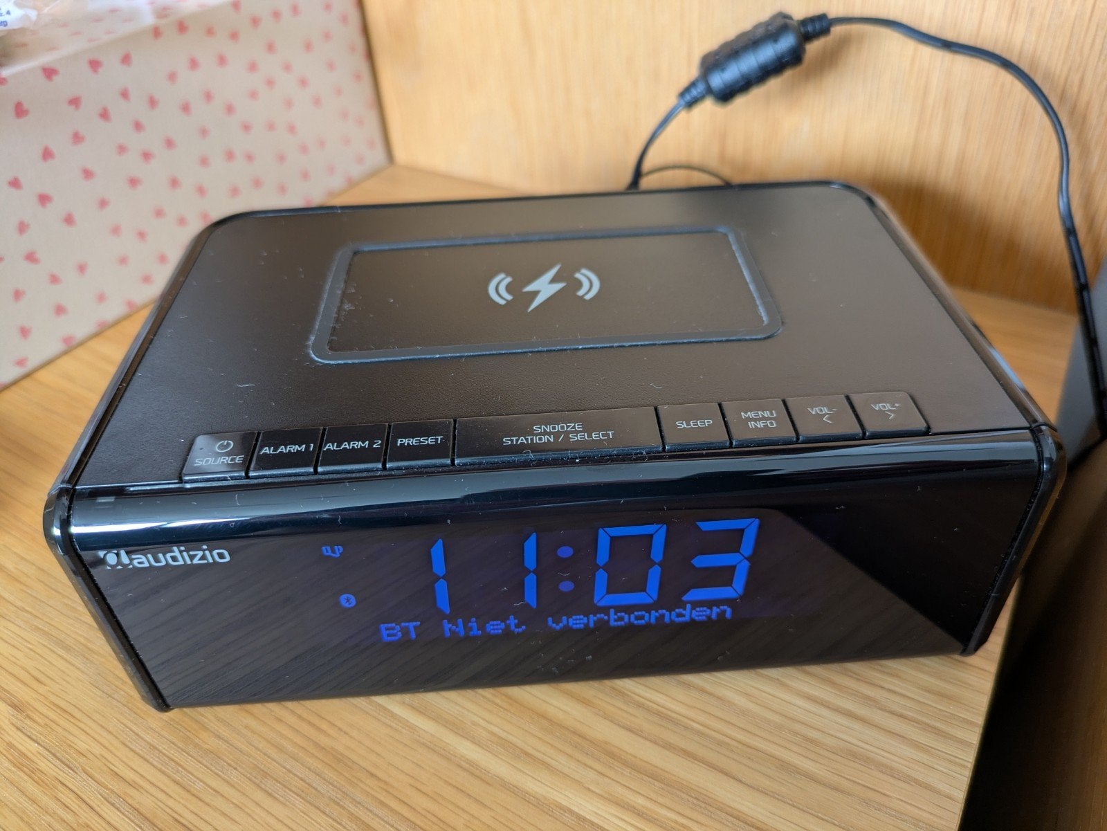 Audizio Cuneo Wekker Radio met Draadloos Opladen, Ophalen of Verzenden, Zo goed als nieuw, Digitaal