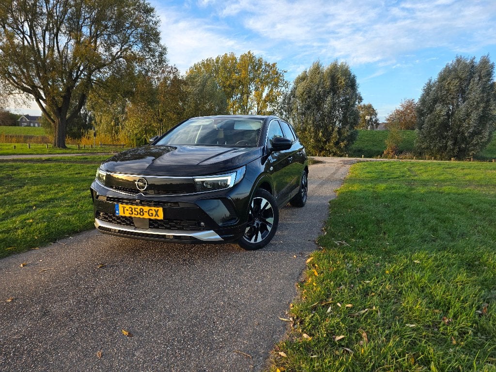 Opel Grandland 1.6 Hybrid 229pk nw type, full options, BTW, Auto's, Dealer onderhouden, 1250 kg, Zwart, Bedrijf