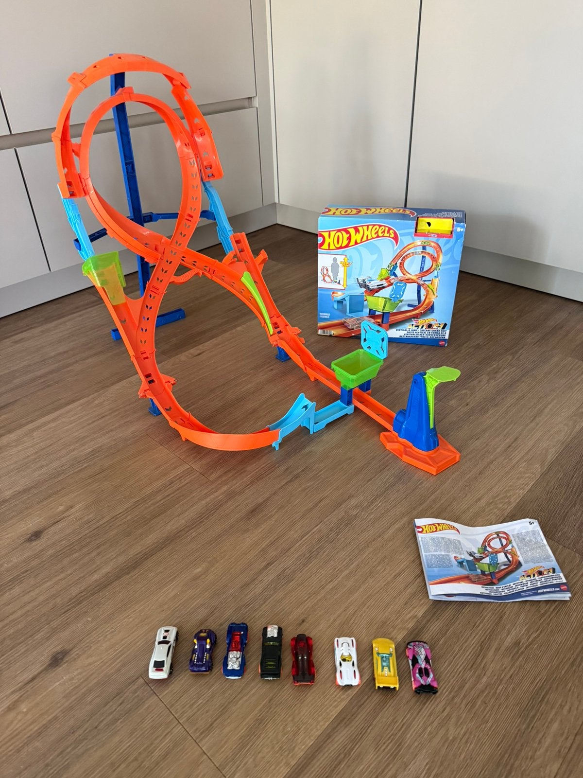 Hot Wheels Verticle 8 Jump met 8 autootjes, Ophalen of Verzenden, Hot Wheels, Handmatig, Met looping