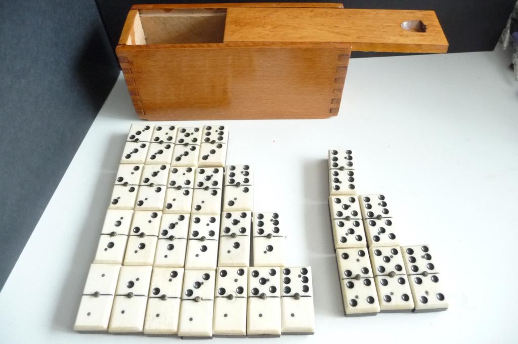ORIGINEEL DOMINO 1915 ELK BLOKJE 3,6 CM IN HOUTEN DOOS, Antiek en Kunst, Verzenden