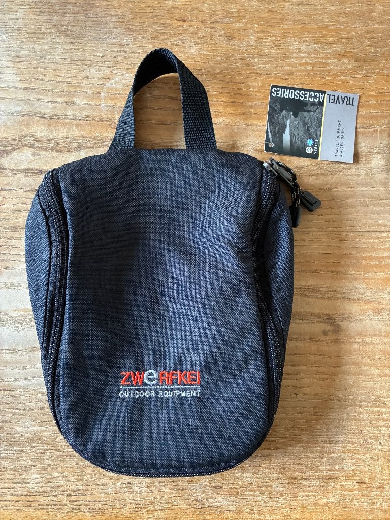 Zwerfkei showerbag compact toilettas met haak - nieuw, Ophalen of Verzenden, Nieuw, Zwart, Heer of Dame