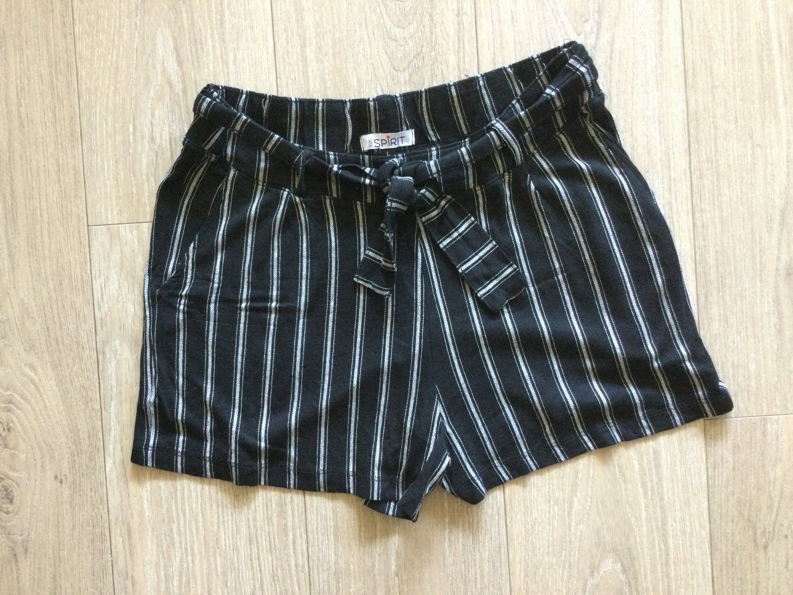 Korte zwarte short True spirit maat L zwart met krijtstreep, Maat 38/40 (M), Kort, Zwart, Ophalen of Verzenden