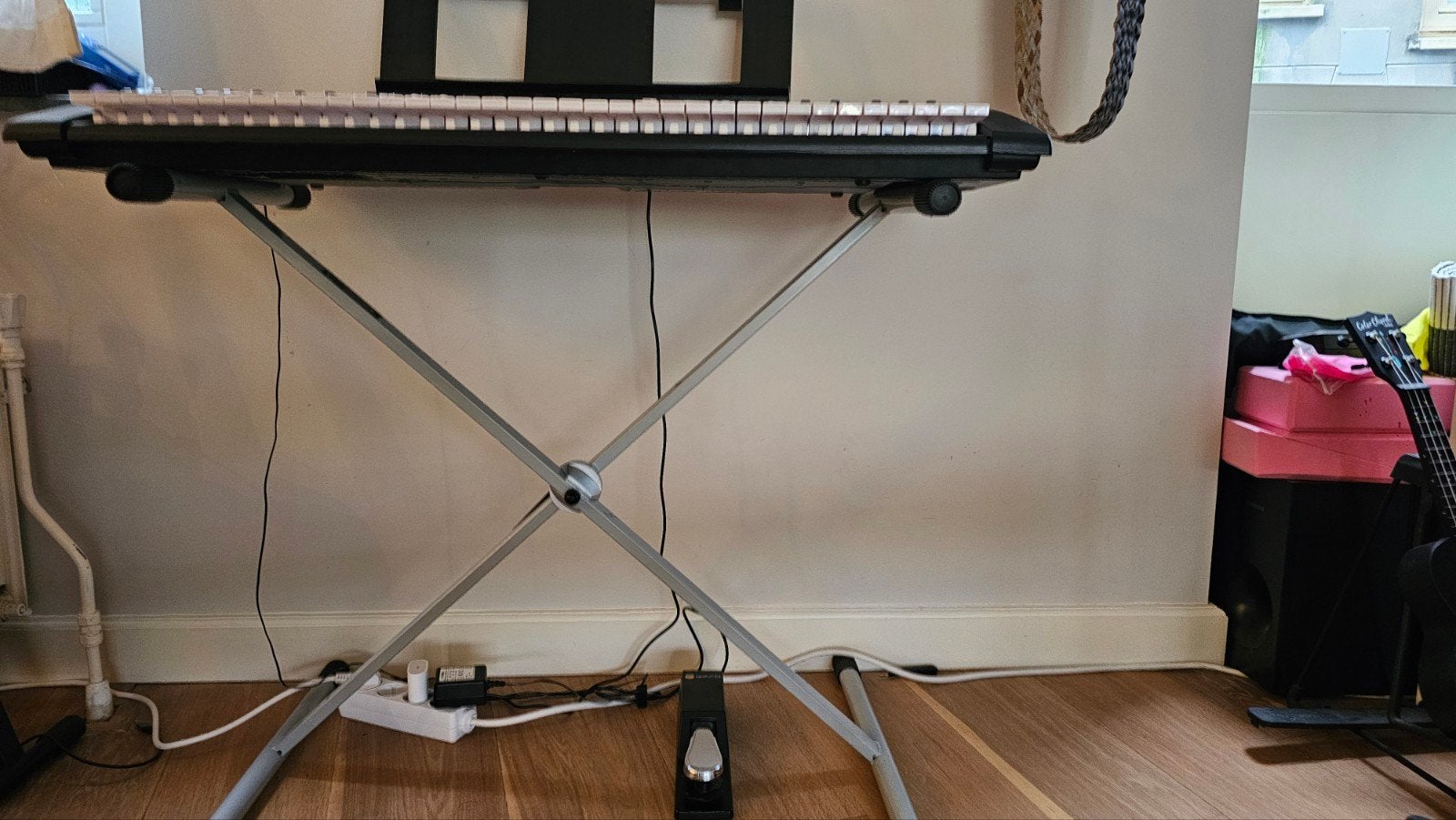 Foto 7 van Yamaha EZ-220 keyboard met standaard en sustainpedaal
