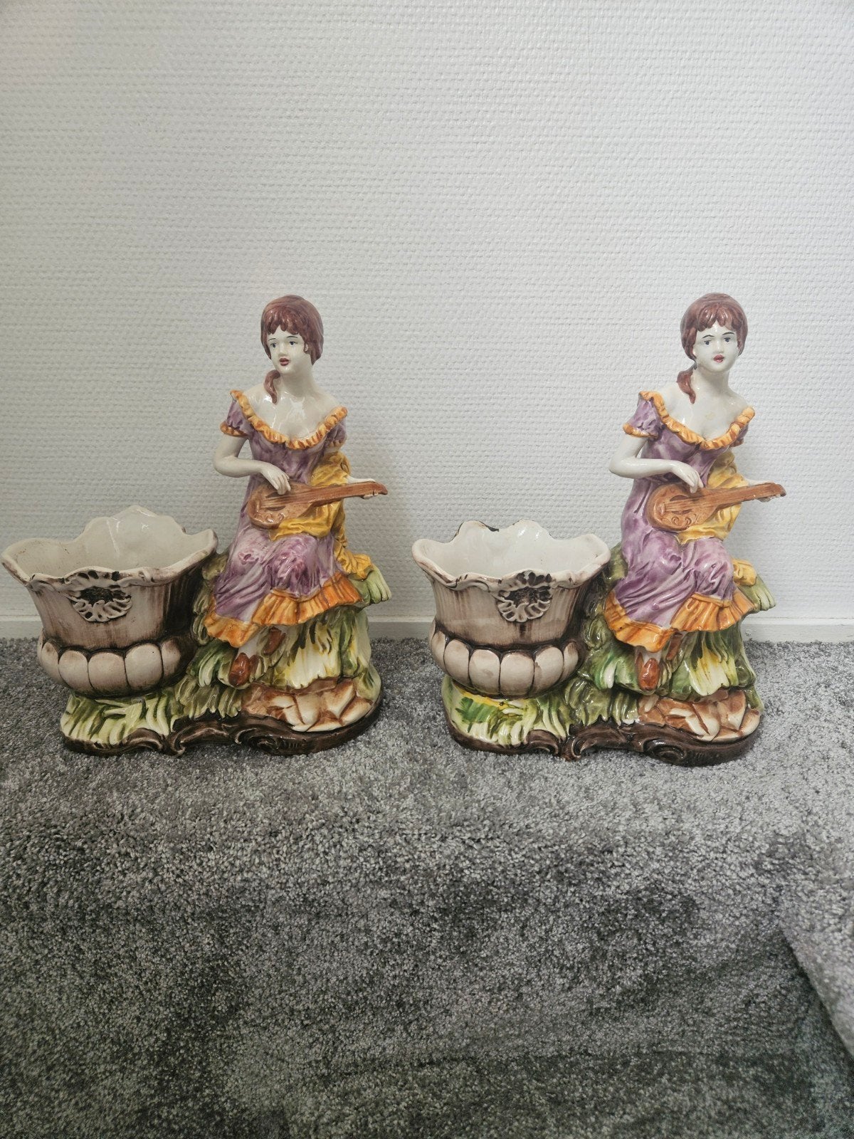 2 x beeldjes met bloempot, Ophalen of Verzenden